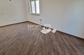 Istra, Medulin, stan 76,19m2, I. kat, 2SS+DB, vrt 60m2, parking, garaža, NOVO, USELJIVO!! Prodaja, Medulin, Apartamento