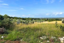 Građevinsko zemljište u Štinjanu površine 6409 m2 na prodaju, Pula, Terreno