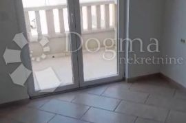 PAŠMAN - DVOETAŽNI STAN PRVI RED DO MORA, Pašman, Apartamento