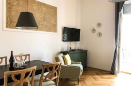 OPATIJA - CENTAR, dva renovirana stana u historijskoj vili 50 m od mora, Opatija, Appartamento
