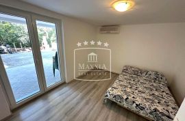 Seline - dvosoban stan s velikom terasom i dvorištem! 165000€, Starigrad, Διαμέρισμα