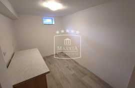 Seline - dvosoban stan s velikom terasom i dvorištem! 165000€, Starigrad, Flat