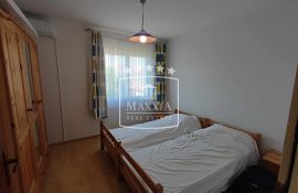 Seline - kuća katnica garaža uređen vrt! 229000€, Starigrad, Ev