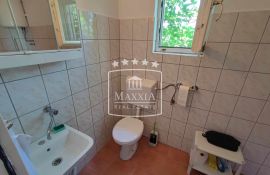 Seline - kuća katnica garaža uređen vrt! 229000€, Starigrad, Casa