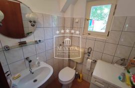 Seline - kuća katnica garaža uređen vrt! 229000€, Starigrad, Haus