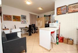 Odličan stan s dvorištem i garažom u blizini Rovinja, Rovinj, Appartement