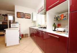 Odličan stan s dvorištem i garažom u blizini Rovinja, Rovinj, Apartamento