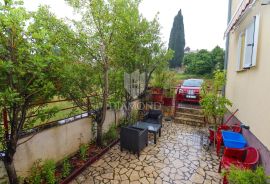 Odličan stan s dvorištem i garažom u blizini Rovinja, Rovinj, Διαμέρισμα