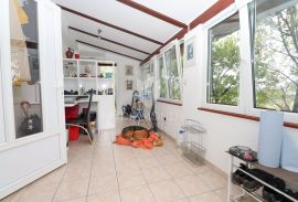 Odličan stan s dvorištem i garažom u blizini Rovinja, Rovinj, Appartamento