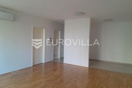 Zagreb, Dubrava, poslovni prostor 71 m2 na 1. katu s liftom, Zagreb, Commercial property