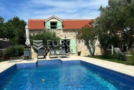 Zadar, Privlaka, impresivna dalmatinska kamena kuća s bazenom i okućnicom, Privlaka, Famiglia