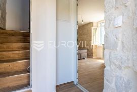 Trogir, renovirana kamena kuća u strogom centru, Trogir, Maison