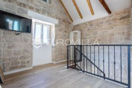 Trogir, renovirana kamena kuća u strogom centru, Trogir, House