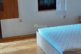 SMOKVICA - kuća s 4 apartmana drugi red do mora (50m), garaža, Novi Vinodolski, Famiglia