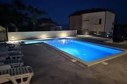 CRIKVENICA - predivna kuća 270 m2 s bazenom na odličnoj lokaciji, Crikvenica, Famiglia