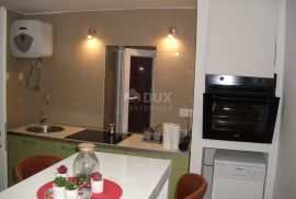 OTOK KRK, PUNAT - Renovirani apartman sa terasom u centru, Punat, Apartamento