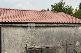 Istra Čičarija  2 samostojeće kamene starine!, Lanišće, House