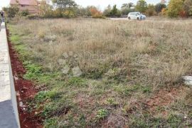 ZEMLJIŠTE S GRAĐ.DOZVOLOM ZA KUĆU I BAZEN, Marčana, Tierra