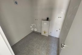 ROGOZNICA- PREDIVAN STAN U PRIZEMLJU NOVOGRADNJE 300M OD MORA, Rogoznica, Apartamento