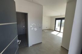 ROGOZNICA- PREDIVAN STAN U PRIZEMLJU NOVOGRADNJE 300M OD MORA, Rogoznica, Kвартира