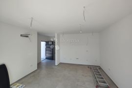 ROGOZNICA- PREDIVAN STAN U PRIZEMLJU NOVOGRADNJE 300M OD MORA, Rogoznica, Apartamento