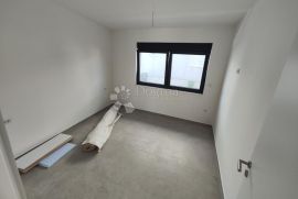 ROGOZNICA- PREDIVAN STAN U PRIZEMLJU NOVOGRADNJE 300M OD MORA, Rogoznica, Flat