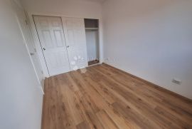 PRILIKA! NOVOGRADNJA SA 2 APARTMANA I BAZENOM, Krk, بيت