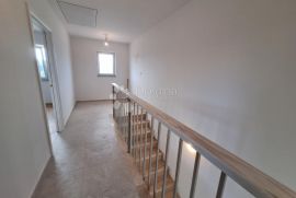 PRILIKA! NOVOGRADNJA SA 2 APARTMANA I BAZENOM, Krk, Ev