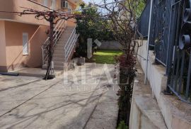 Kuća sa 6 apartmana u Okrugu Donjem!!, Okrug, House