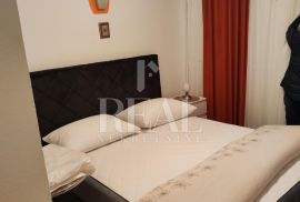 Kuća sa 6 apartmana u Okrugu Donjem!!, Okrug, House