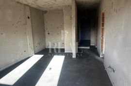 Srdoči, stan u prizemlju novogradnje, 2S+DB sa 100 m2 okućnice, Rijeka, Appartamento