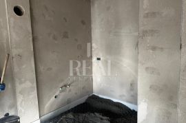 Srdoči, stan u prizemlju novogradnje, 2S+DB sa 100 m2 okućnice, Rijeka, Kвартира