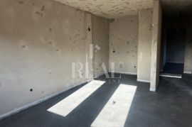 Srdoči, stan u prizemlju novogradnje, 2S+DB sa 100 m2 okućnice, Rijeka, Flat