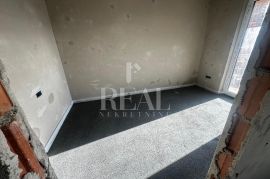 Srdoči, stan u prizemlju novogradnje, 2S+DB sa 100 m2 okućnice, Rijeka, Appartment
