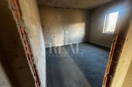 Srdoči, stan u prizemlju novogradnje, 2S+DB sa 100 m2 okućnice, Rijeka, Flat