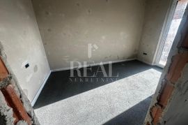 Srdoči, stan u prizemlju novogradnje, 2S+DB sa 100 m2 okućnice, Rijeka, Διαμέρισμα