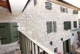 Poreč, okolica, autohtona kamena vila s bazenim i saunom, Poreč, House