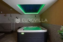 Medulin, prekrasna villa od 350 m2, svega  6 m od mora s očaravajućim pogledom, Medulin, Ev