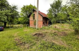 OTOČAC - Glavace - seosko gospodarstvo, 2 kuće i zemljište 40.000 m2, Otočac, Famiglia