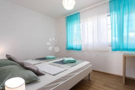 MODERAN DVOETAŽNI STAN (4*) S BAZENOM, VRTOM I PARKINGOM, Umag, Apartamento