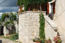 PIĆAN, okolica ,kamena  kuća u nizu sa šternom, Pićan, بيت