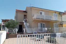 VODICE – KUĆA 100 M2, Vodice, Famiglia