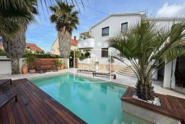 Diklo - rezidencijalna villa s bazenom 5 stambenih jedinica! 1080000€, Zadar, Ev