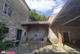 ISTRA, BUZET, VIŠE NEKRETNINA U STAROGRADSKOJ JEZGI, Buzet, Maison