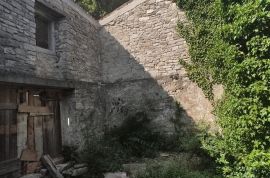 ISTRA, BUZET, VIŠE NEKRETNINA U STAROGRADSKOJ JEZGI, Buzet, Haus