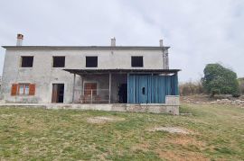 ISTRA, IMANJE SA 2 KUĆE I 9000m2 OKUĆNICE NA RUBU SELA, Barban, Famiglia