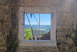 ISTRA, OPRTALJ - Kamena starina s panoramskim pogledom na zelenilo, Oprtalj, Ev