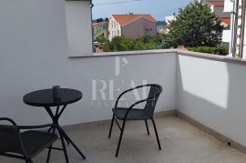 Samo kod nas kuća 200 m od mora P+1+Po 300 m2, Vodice, Maison