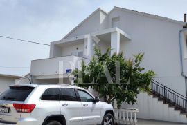 Samo kod nas kuća 200 m od mora P+1+Po 300 m2, Vodice, بيت