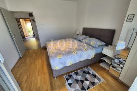 Malinska – samostojeća kuća s tri apartmana, Malinska-Dubašnica, Дом